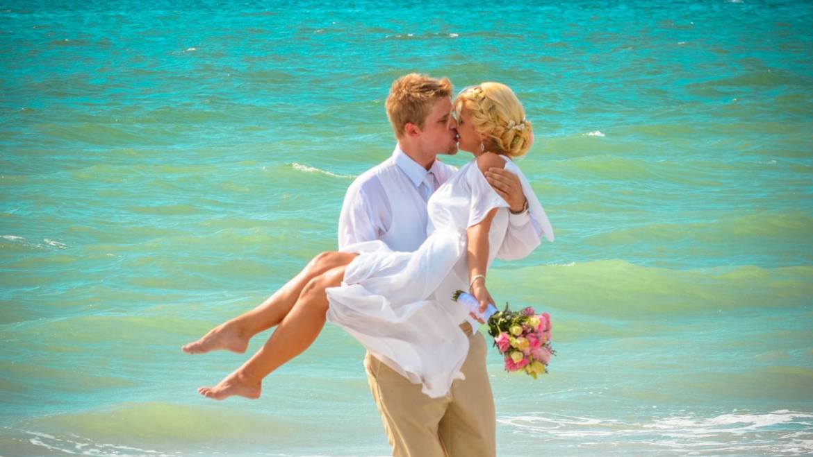 Planning a Destination Wedding to Tampa Bay and the Beaches?  Here are six helpful hints from the locals wedding pros.